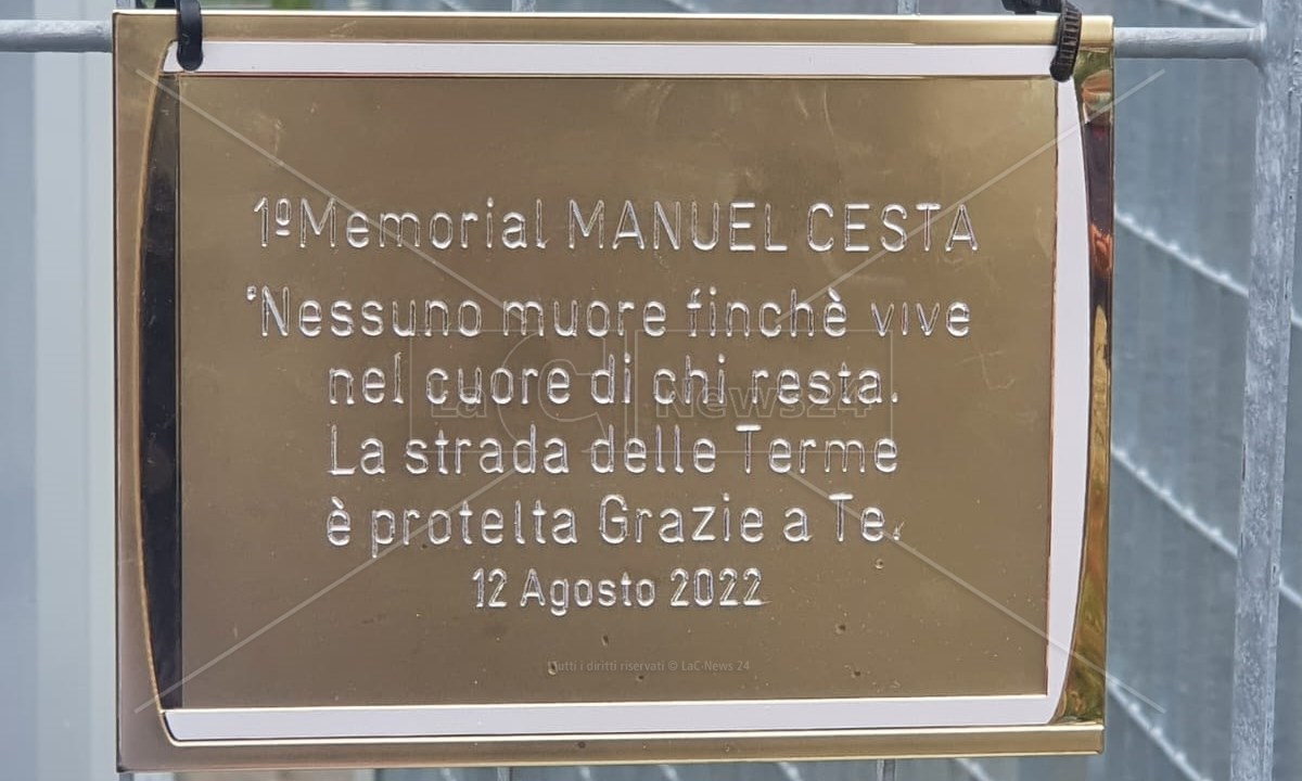 La targa in memoria di Manuel Cesta