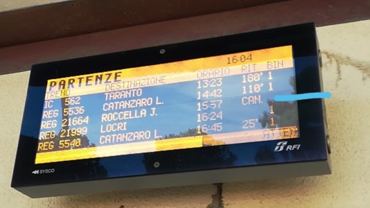 TrasportiSciopero, treni fermi in tutta Italia fino alle 15 di oggi: disagi per i passeggeri