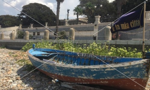L’iniziativaA Reggio il relitto di una barca diventa simbolo del mare e di una città da proteggere