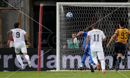 Il blitz in esternaIl lupo morde la strega, a Benevento il Cosenza vince 1-0: decide Larrrivey