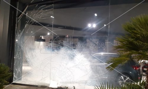 IntimidazioneRende, ordigno esplode davanti alla sede della concessionaria Cupra: danneggiate le vetrine