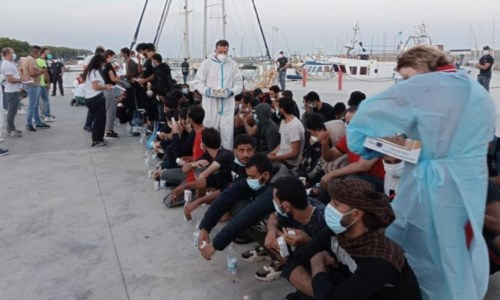 La trattaMigranti, maxi sbarco a Roccella: arrivate 240 persone. Altri 250 profughi trasferiti a Messina