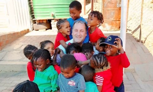 Sergio Crocco con i bambini in Africa