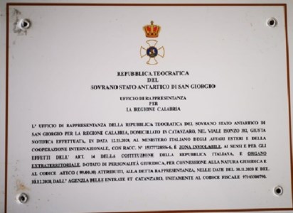 Maxi blitzLo Stato antartico inesistente con sede diplomatica a Catanzaro, centinaia le persone truffate: 12 arresti