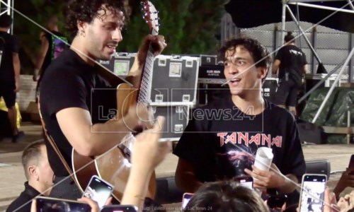 L’eventoRoccella summer festival, Tananai scatena i fan nel suo primo concerto in Calabria