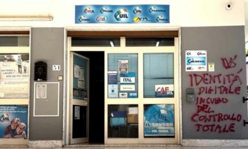La denunciaScalea, raid vandalico contro sede zonale Uil: «Opera di no vax e no Green pass»