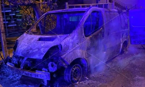 Notte di fuocoIncendio nel Cosentino, furgone in fiamme a San Demetrio Corone: via alle indagini