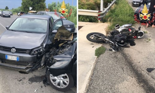 L’impattoIncidente sulla 106 nel Catanzarese, violento scontro tra due auto e una moto: ferito il centauro