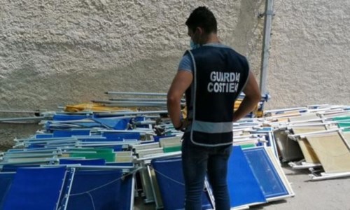 Scattano i sigilliSequestrati 600 ombrelloni nel Catanzarese: denunciati proprietari di 2 lidi per occupazione abusiva di demanio