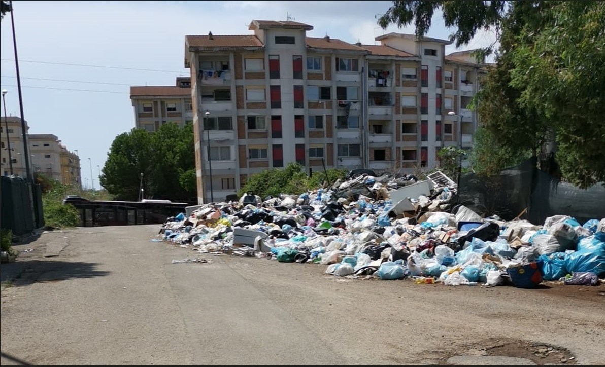 I rifiuti tra le strade di Arghillà