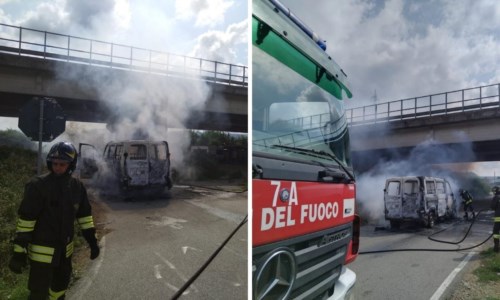 Attimi di pauraIncendio a Lamezia, in fiamme un furgone in transito nella zona industriale: illeso il conducente