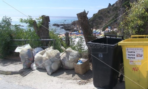 Cartolina deturpataLa spiaggia calabrese incoronata dal National Geographic assediata dai rifiuti: «Ecco lo scempio di Ricadi»