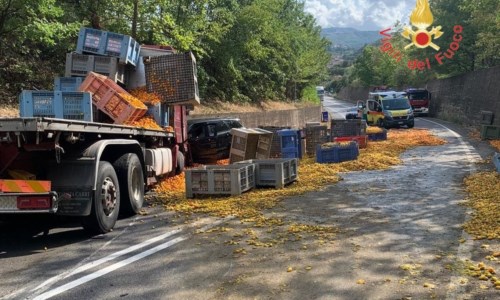 L’impattoIncidente sulla Silana-Crotonese: scontro tra un’auto, una moto e un camion. Tre feriti, grave il centauro
