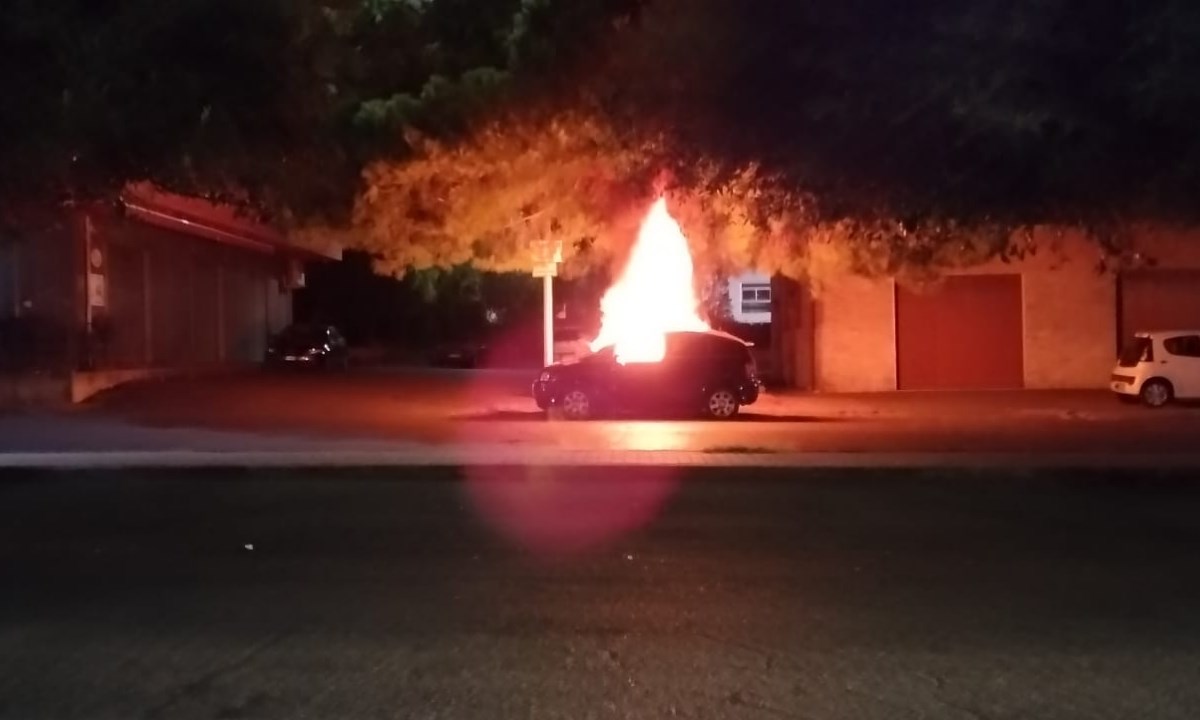 Una delle due auto in fiamme questa notte
