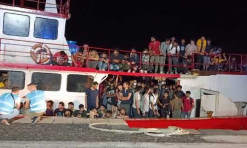 Popoli in fugaMigranti, due sbarchi in poche ore a Isola Capo Rizzuto: soccorse 196 persone