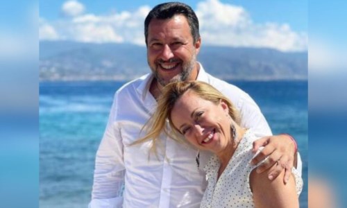 L’abbraccio tra Matteo Salvini e Giorgia Meloni a Messina (foto social)