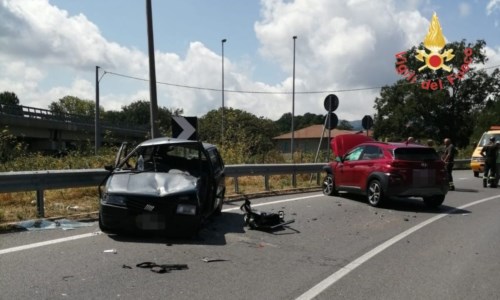 L’impattoIncidente nel Catanzarese, violento scontro tra due auto: ferite le 2 conducenti