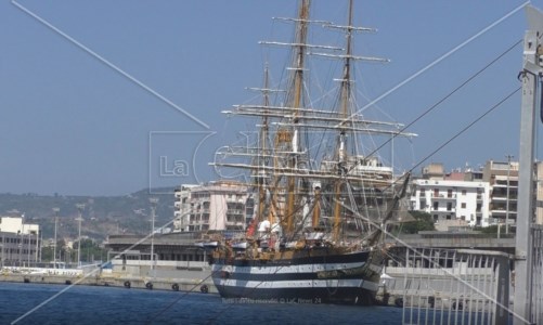 L’omaggioA Reggio la nave Amerigo Vespucci per i 50 anni dal ritrovamento dei Bronzi: «Abbraccio caloroso dei calabresi»