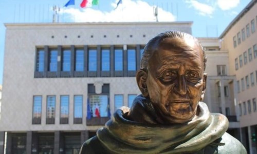 Lo sfregioCosenza, vandalizzata la statua di Giacomo Mancini. Il sindaco Caruso: «Chiedo rispetto per lui e per la città»
