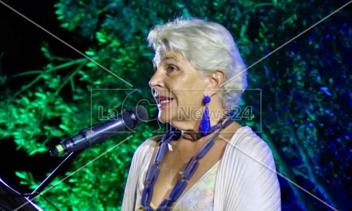 A PortigliolaL’attrice Pamela Villoresi incanta il pubblico della Locride e riceve il premio Tessalo 2022