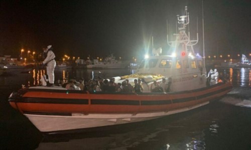 La trattaMigranti, ancora sbarchi al porto di Roccella: arrivate 85 persone a bordo di una barca a vela