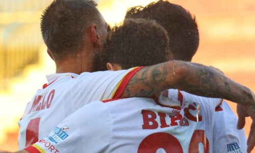 Serie CCatanzaro travolgente a Taranto, un primo tempo da urlo vale la seconda vittoria consecutiva: finale 3-0