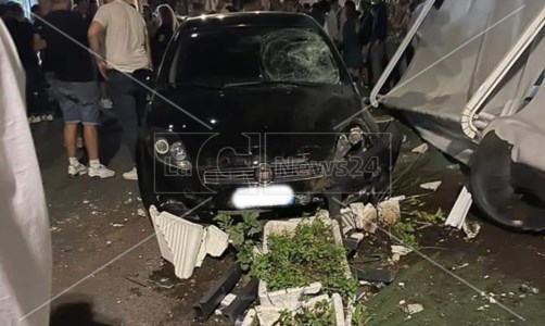 Attimi di panicoIncidente a San Giovanni in Fiore, auto contro un bar nel pieno della movida: quattro contusi
