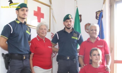 Solidarieta’Lamezia, la Gdf dona alla Croce rossa 1200 litri di detergenti sequestrati durante l’emergenza Covid