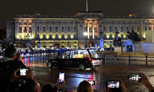 L’arrivo del feretro a Buckingham Palace - foto Ansa