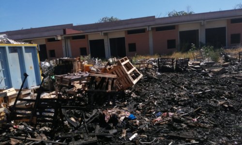 Paura all’albaReggio, vasto incendio in un mercato ortofrutticolo nella zona sud: «Appiccato per colpire i negozianti»