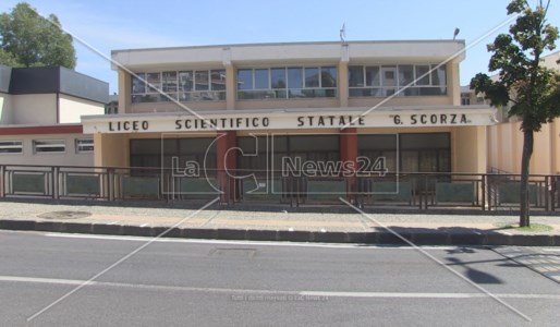 Scuola CalabriaCosenza, la Provincia manda un avviso di sfratto al Liceo Scorza: 9 classi restano senza aule