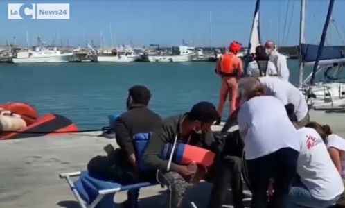 Immigrazione clandestinaSbarco a Crotone con oltre 300 migranti, fermati i 5 presunti scafisti