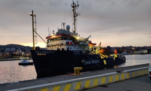 L’emergenza sbarchiReggio Calabria, la nave Sea watch giunge nel porto con 400 migranti
