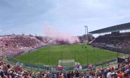 Verso il derbyReggina-Cosenza, prevendita al via: sogno 15mila spettatori, polemica sulla tessera del tifoso