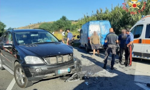 L’impattoIncidente sulla statale 18, scontro tra un furgone e un’auto nel Catanzarese: 3 feriti