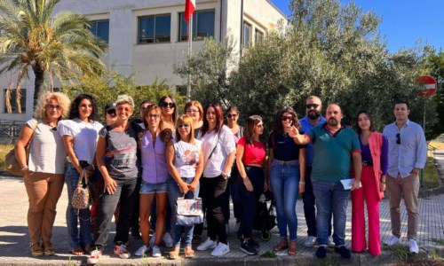 La protestaLamezia Terme, genitori e insegnanti in piazza per la mancata apertura degli asili nido