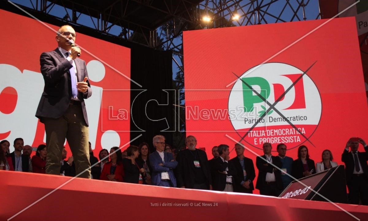 Enrico Letta sul palco allestito in Piazza del Popolo a Roma