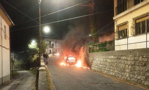 L’auto in fiamme