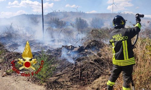 La Calabria bruciaGli incendi avvolgono il Crotonese, vigili del fuoco e canadair in azione in diverse zone della provincia