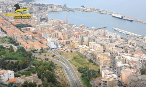 Corrieri della drogaDiretti in Sicilia con 43 chili di droga a bordo: arrestati al porto di Villa San Giovanni due autotrasportatori