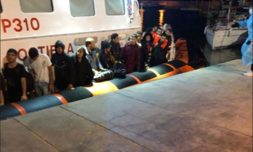 Ancora emergenzaPrimo sbarco del 2023 a Crotone, giunti 62 migranti nella notte