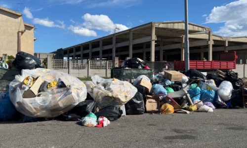 L’allarmeEmergenza rifiuti nella Sibaritide, cassonetti stracolmi e spazzatura lasciata per strada