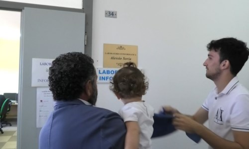 La targa apposta fuori dal laboratori di informatica