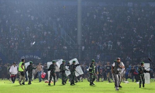 Sport insanguinatoTragedia in Indonesia, scontri allo stadio Kanjuruhan dopo una partita di calcio: almeno 129 morti