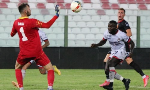 Il gol di Awua durante la gara di campionato a Messina (foto Fc Crotone)