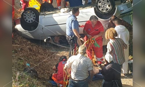 Tragedia sfiorataIncidente a Nocera Terinese, auto si ribalta e precipita in una scarpata: 3 feriti
