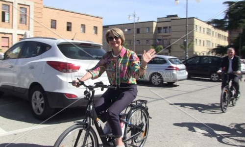 Inaugurazione anomalaFalsa partenza per il bike sharing a Vibo: il sindaco si fa un giretto in bici ma manca ancora il gestore