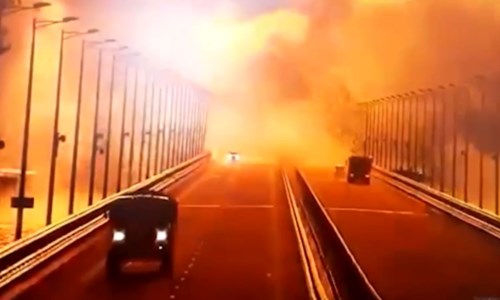 Il momento dell’esplosione sul ponte che collega la Crimea con la Russia