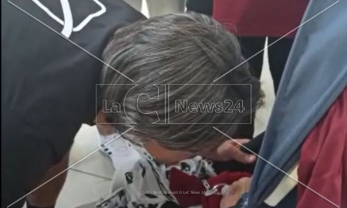 Coccole amarantoReggina, mister Inzaghi papà innamorato, baci al suo bimbo dopo la vittoria nel derby - VIDEO