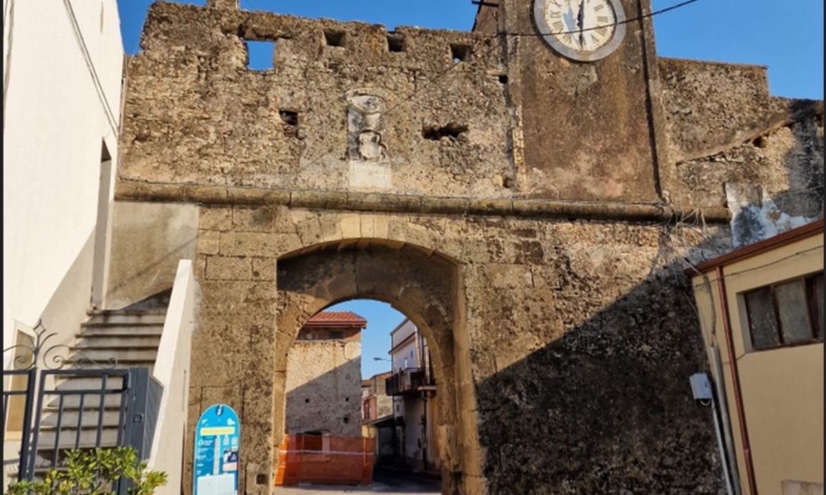 Città di Isola di Capo Rizzuto (KR) Porta dell’Orologio ph. Emilio Cellini
